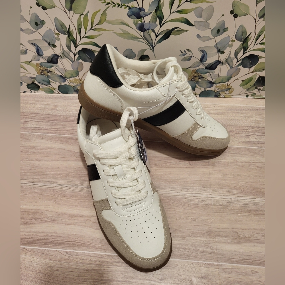 Universal Thread Sneakers - Picture 6 of 8